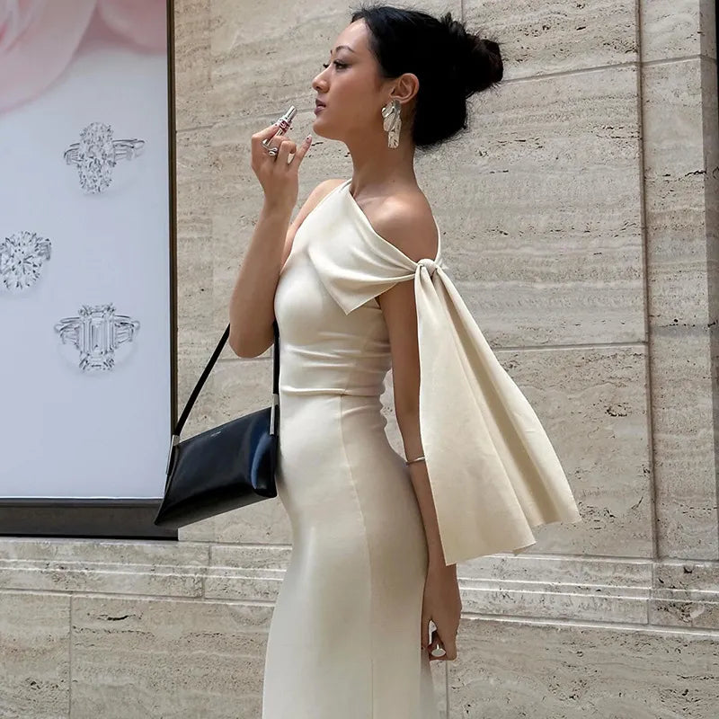 Ariana - Robe longue noire asymétrique élégante
