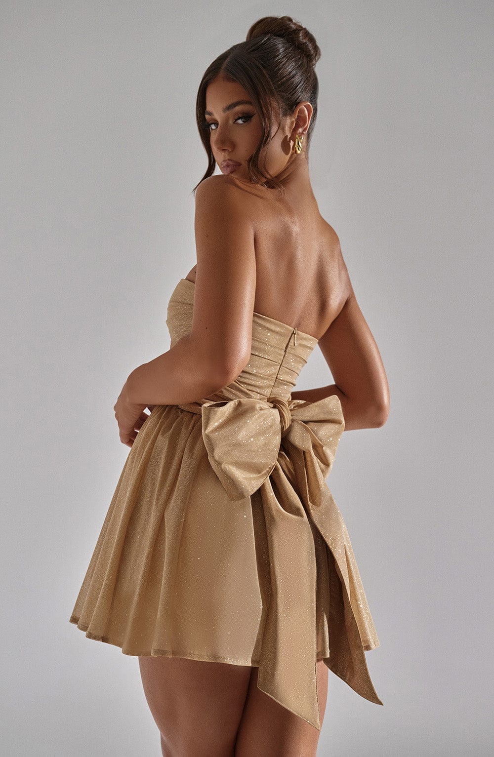 Nora - Robe bustier courte à paillettes dorées