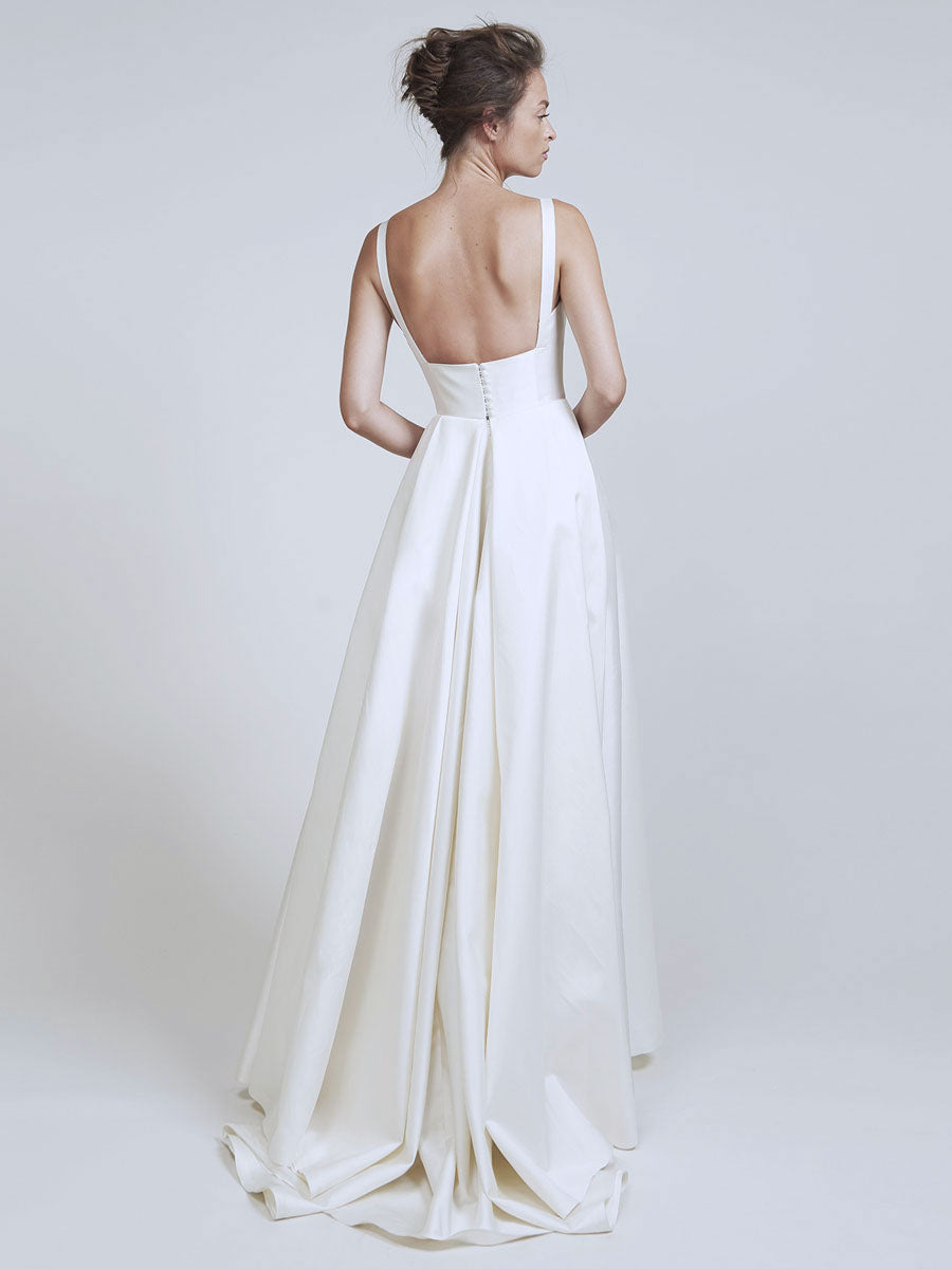 Sairaphynn | Robe de mariée en satin avec encolure carrée et sans manches