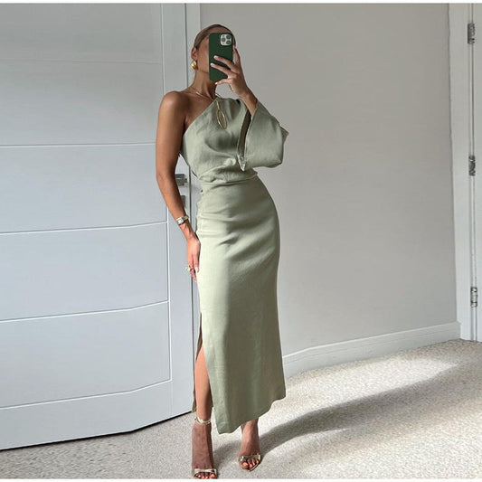 Adriana - Robe asymétrique avec fente latérale et style moderne